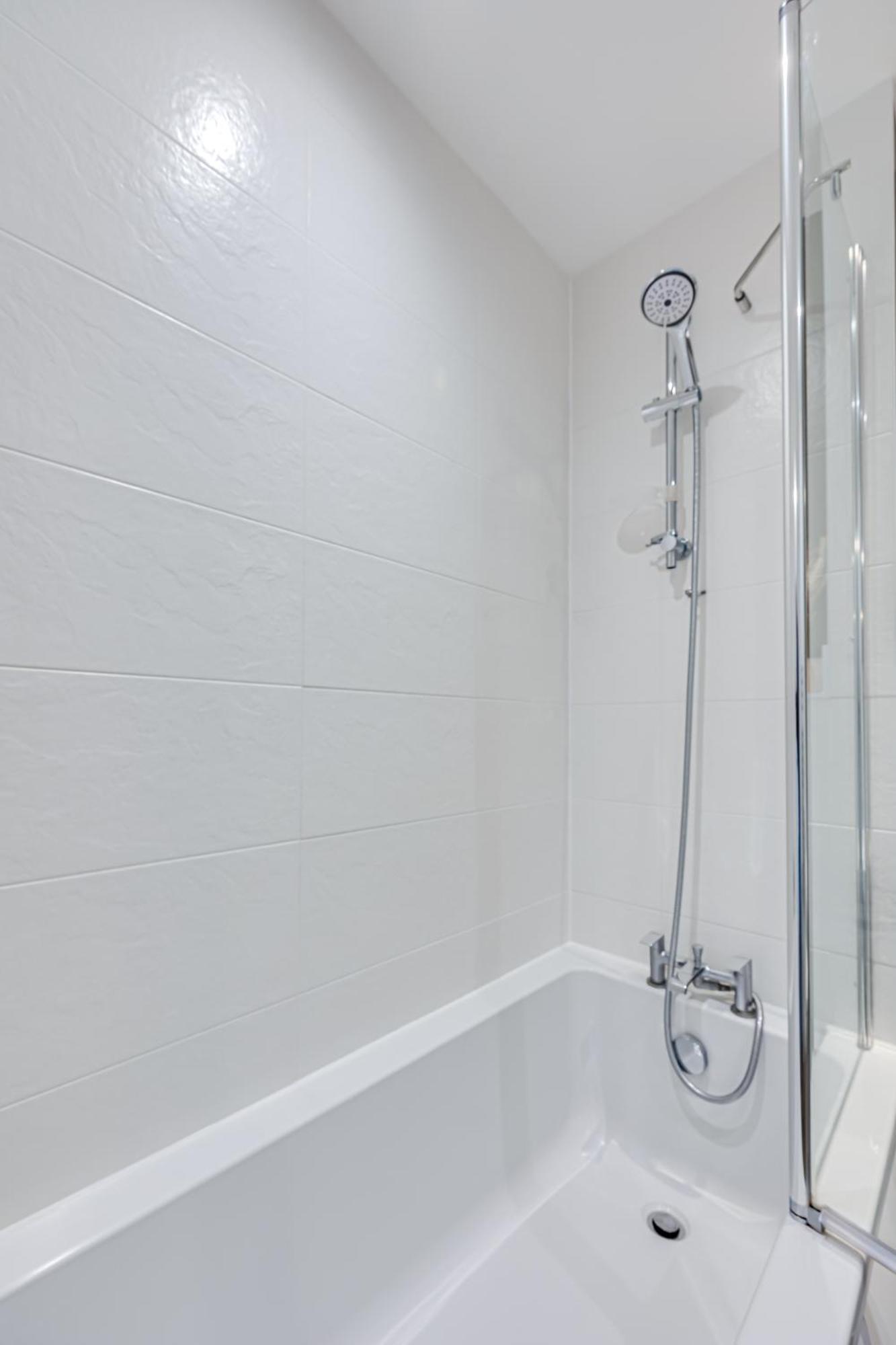 Penthouse Apartment - City Centre - Secure Parking, Balcony, Self-Check-In, Fast Wifi And Smart Tv With Netflix By Yoko Property Milton Keynes Extérieur photo